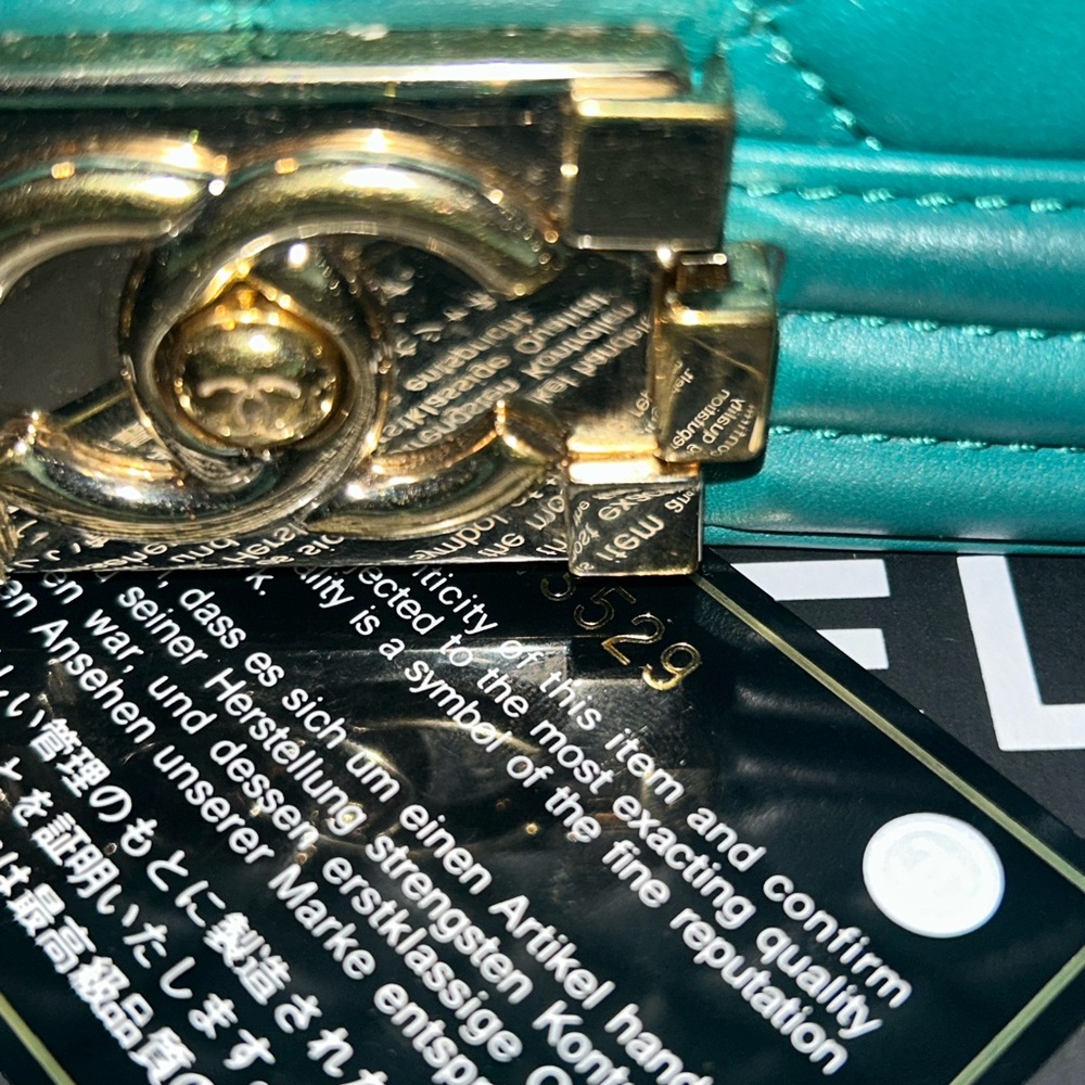 🔥Rare Green Lambskin MEDIUM  Boy  Bag Chanel🔥🗣️28 Series..Produced in 2019🔥 - Picture 3 of 10
